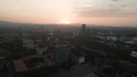 Esplendor-Del-Atardecer:-Descubriendo-La-Belleza-Del-Sur-De-La-Ciudad-De-Mexico-Desde-El-Cielo