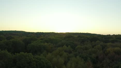 Vista-Aérea-Del-Horizonte-Del-Amanecer-Sobre-El-Desierto-Del-Bosque-Del-Bosque-Verde-Del-Condado-De-Tolland