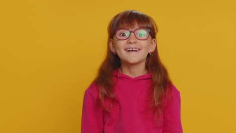 niña emocionada niña sorprendida, conmocionada por la repentina victoria, buenas noticias de victoria celebrando, wow reacción