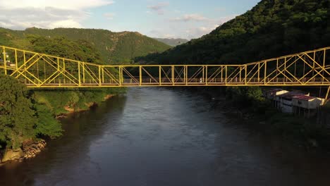 Vista-Aérea-De-Drones,-Pasarela-Sobre-El-Río-Magdalena,-Cerca-De-La-Ciudad-De-Honda,-Colombia