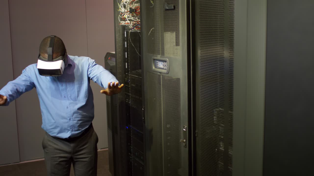 trabajador de oficina africano usando auriculares vr