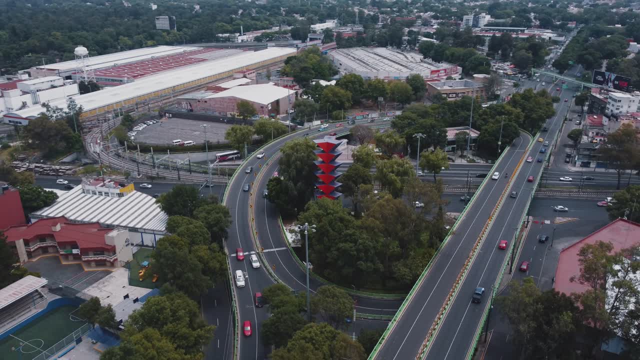 vista circular de drones de una carretera en el sur de la ciudad de méxico