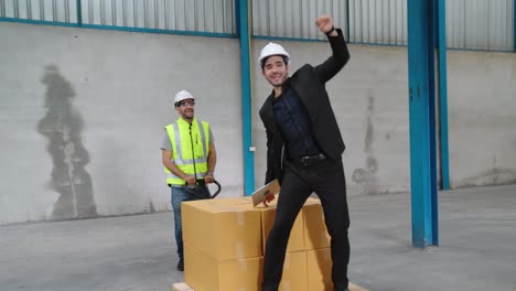 funny trabajadores de la fábrica bailan en la fábrica