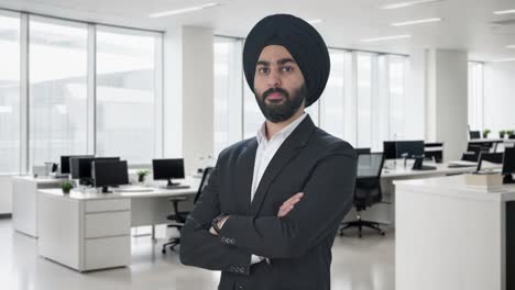 retrato de un hombre de negocios indio sikh confiado de pie con las manos cruzadas