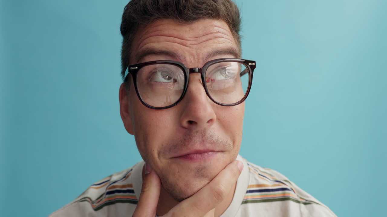 hombre profundamente pensativo