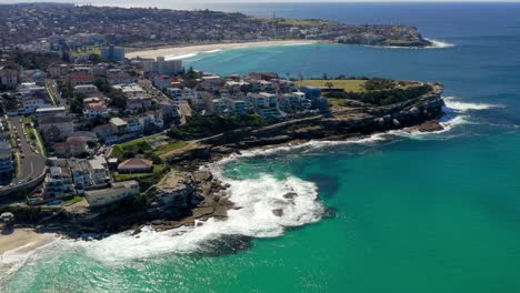 Vista-Aérea-Del-Punto-Mackenzies-Cerca-De-La-Icónica-Playa-De-Bondi-En-Sydney,-Australia-Durante-El-Verano