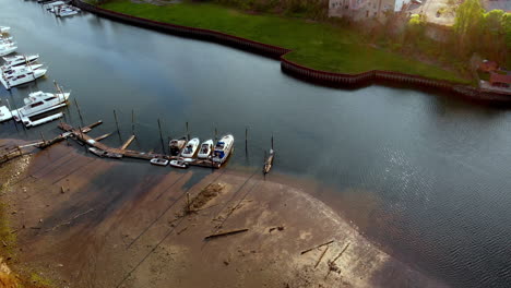 Drone-Lento-Sobre-Barcos-En-Marea-Baja