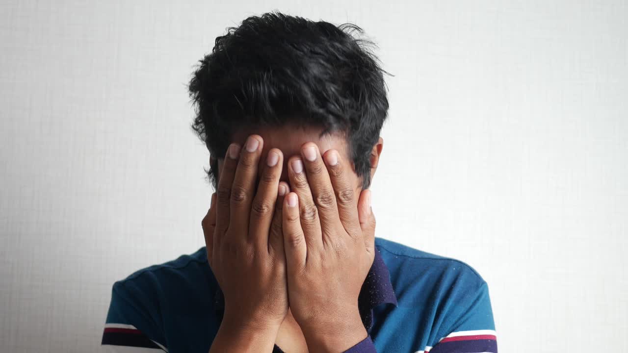 얼굴을 고 슬프고 화를 내는 남자