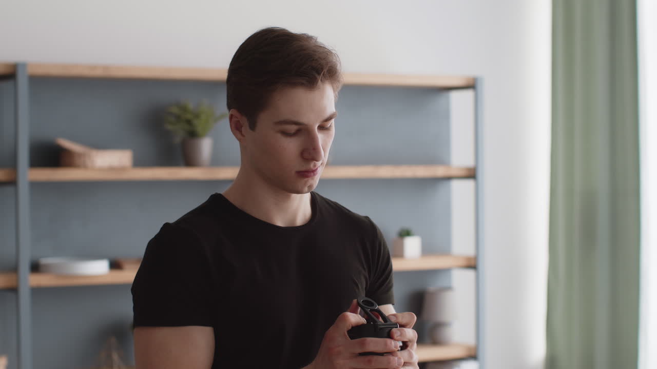 주방 에서 물 병 을 마시는 사람