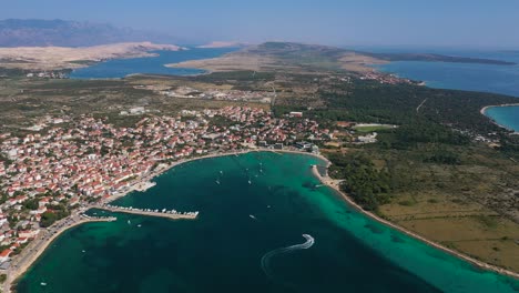 vista panorámica de la ciudad turística de novalja en la isla de pag, croacia - disparo aéreo de drones