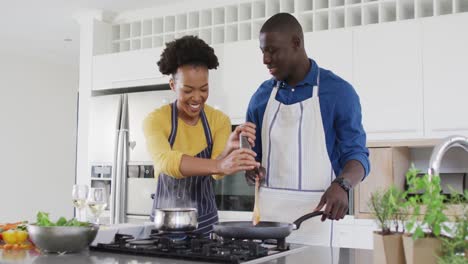 Vídeo-De-Una-Feliz-Pareja-Afroamericana-Cocinando-Juntos