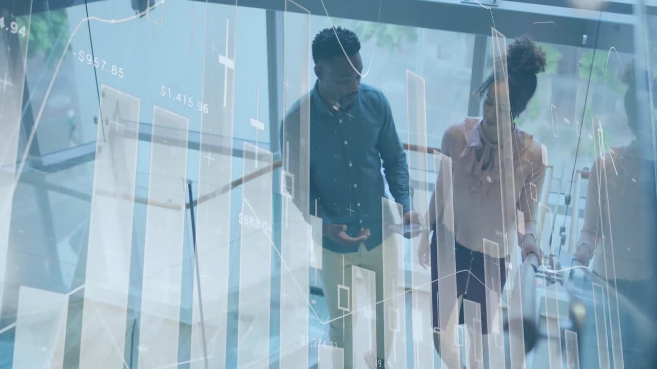 사무실에서 사업가들에 대한 금융 데이터 처리의 활성화