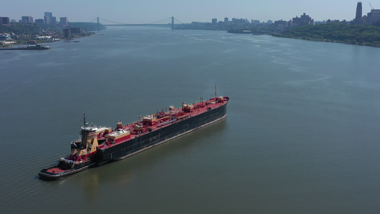 una vista de drones de una gran barcaza roja en el río hudson en ny en un día soleado