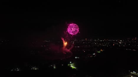 fotografía aérea de fuegos artificiales de un solo disparo que se lanzan de una exhibición organizada en el reino unido