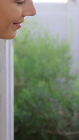 una rubia linda usando una computadora portátil en la cocina