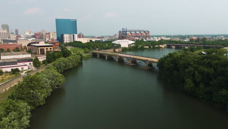 puente peatonal del río blanco cerca del parque estatal del río blanco en indianapolis, indiana