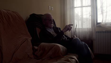 Alter-Mann-Durchsucht-Apps-Auf-Seinem-Tablet-Computer