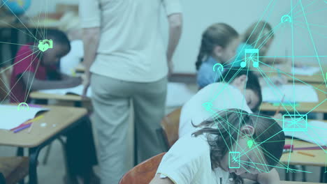 animación de globos de iconos digitales contra diversos estudiantes que estudian en la clase en la escuela