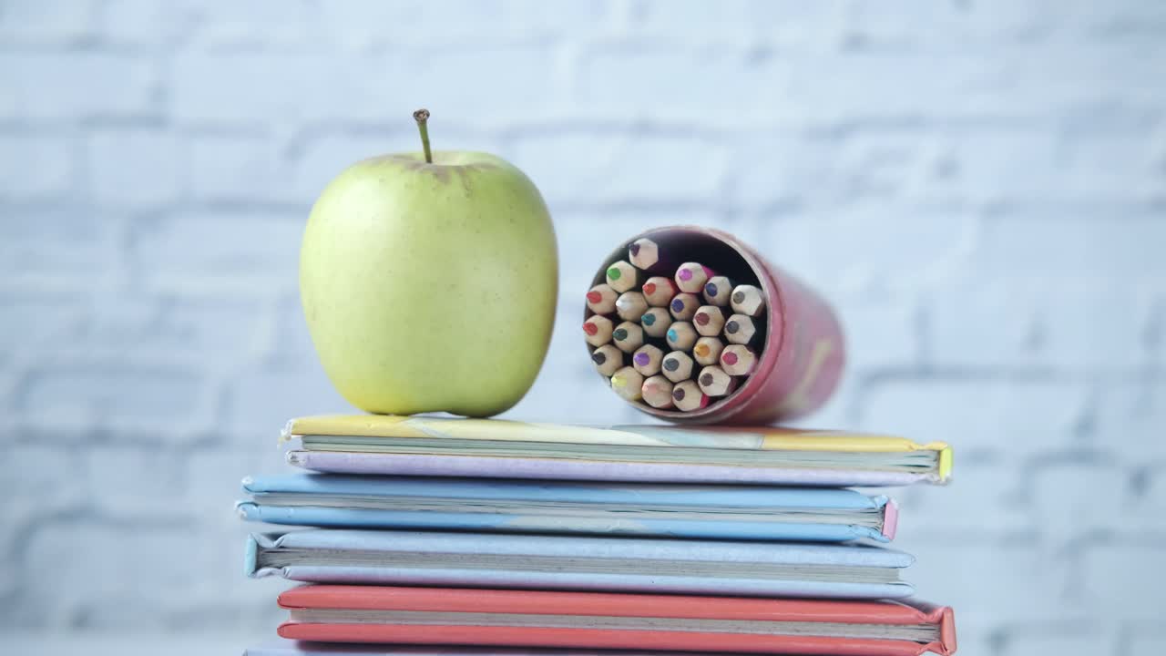 de vuelta a los suministros escolares y la manzana