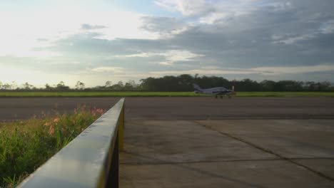 avión en plataforma, avión esperando