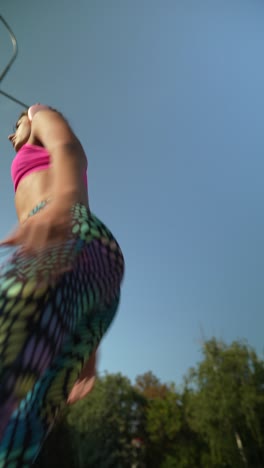 mujer haciendo ejercicio al aire libre