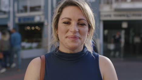 Retrato-En-Cámara-Lenta-De-Una-Exitosa-Mujer-De-Negocios-Rubia-Sonriendo-Confiada-Y-Relajada-En-La-Calle-De-La-Ciudad