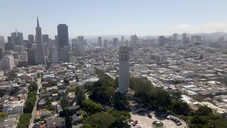 Un-Fascinante-Dron-Distante-Captura-Un-Círculo-Tranquilo-Alrededor-De-La-Torre-Coit-En-San-Francisco,-Con-El-Telón-De-Fondo-Cambiando-De-Los-Rascacielos-Del-Centro-A-La-Pintoresca-Parte-Norte-De-La-Ciudad.