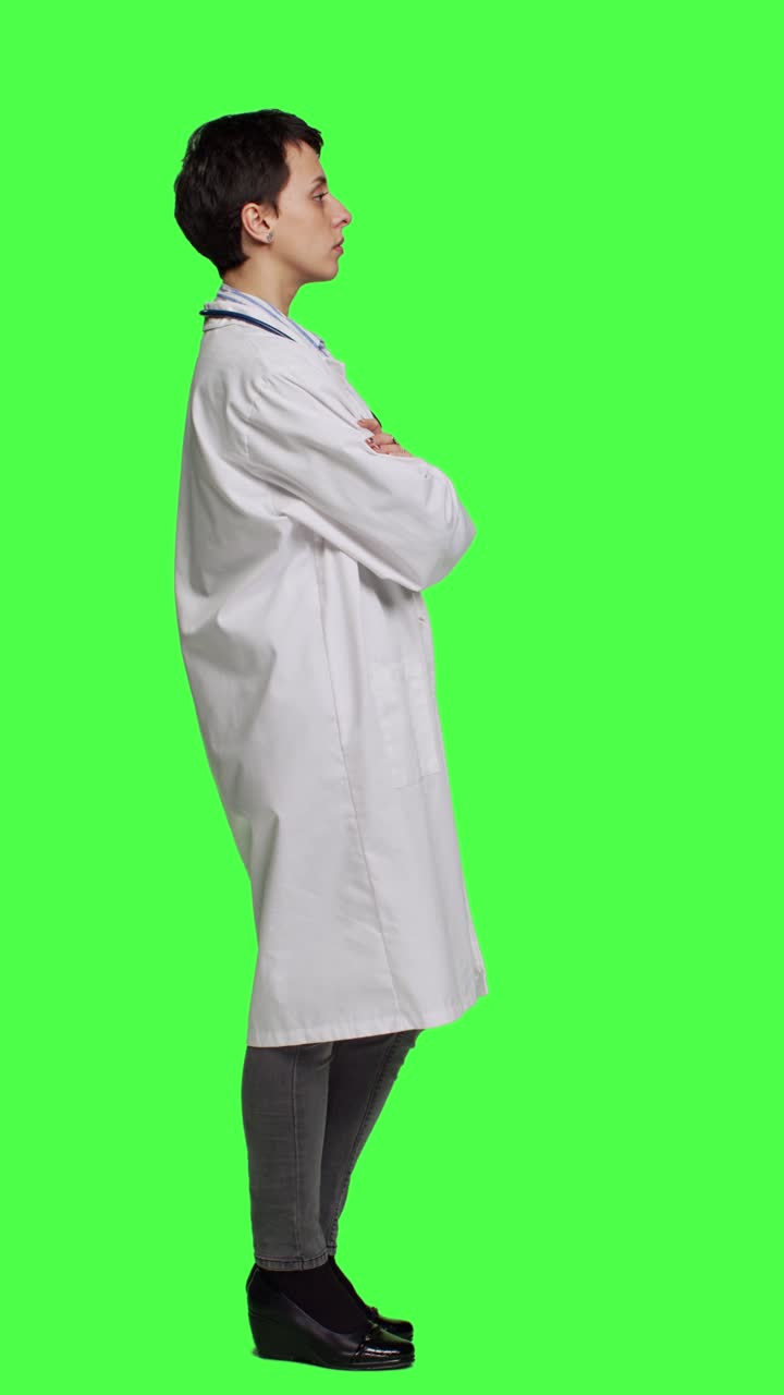 Donna medico in posa con le braccia incrociate in camice bianco