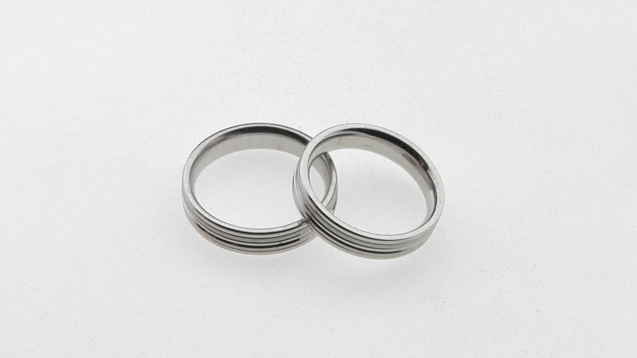 los anillos de bodas de plata se superponen entre sí