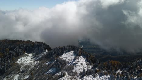 Drohnenblick-Auf-Die-Berge-Und-Die-Majestätische-Landschaft-In-Der-Region-Kachetien,-Georgien