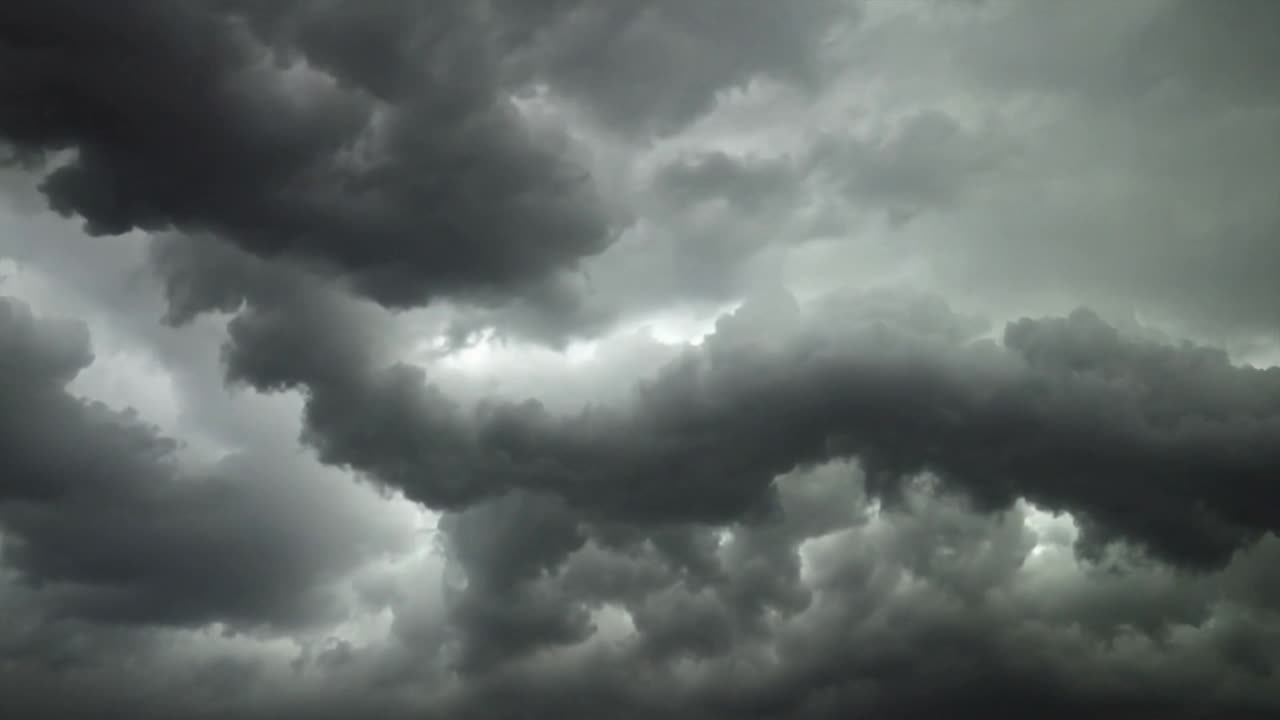 Blinkende lyn oplyser stormskyernes dække i jordhøjde, afslører lagdelte rulleskyer.