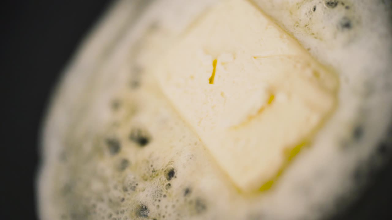 mantequilla derretida en una sartén