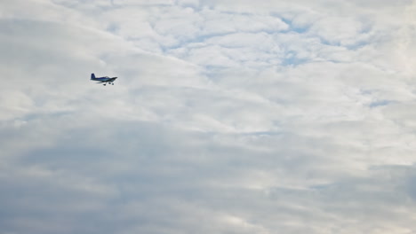 Einmotoriges-Kleinflugzeug,-Das-Den-Bewölkten-Himmel-überquert.-Zeitlupe