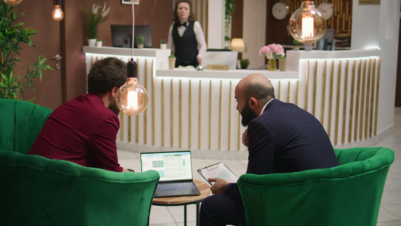 los inversores participan en el análisis comercial