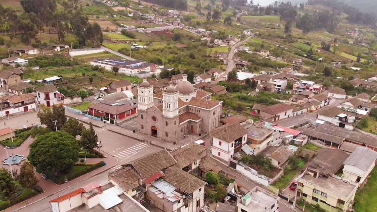 drone aéreo disparado sobre el pueblo de pasa en américa del sur con la iglesia de la iglesia a la vista con el campo circundante