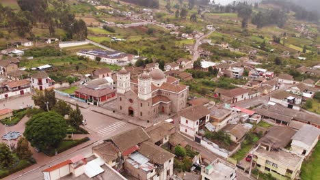 Luftdrohnenaufnahme-über-Dem-Dorf-Pasa-In-Südamerika-Mit-Der-Iglesia-Kirche-Im-Blick-Auf-Die-Umliegende-Landschaft