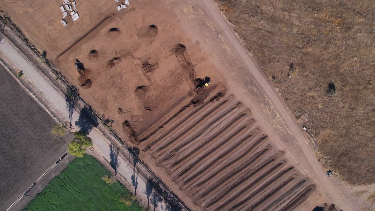 rotación aérea lenta del tractor amarillo que trabaja en una granja de compost en méxico