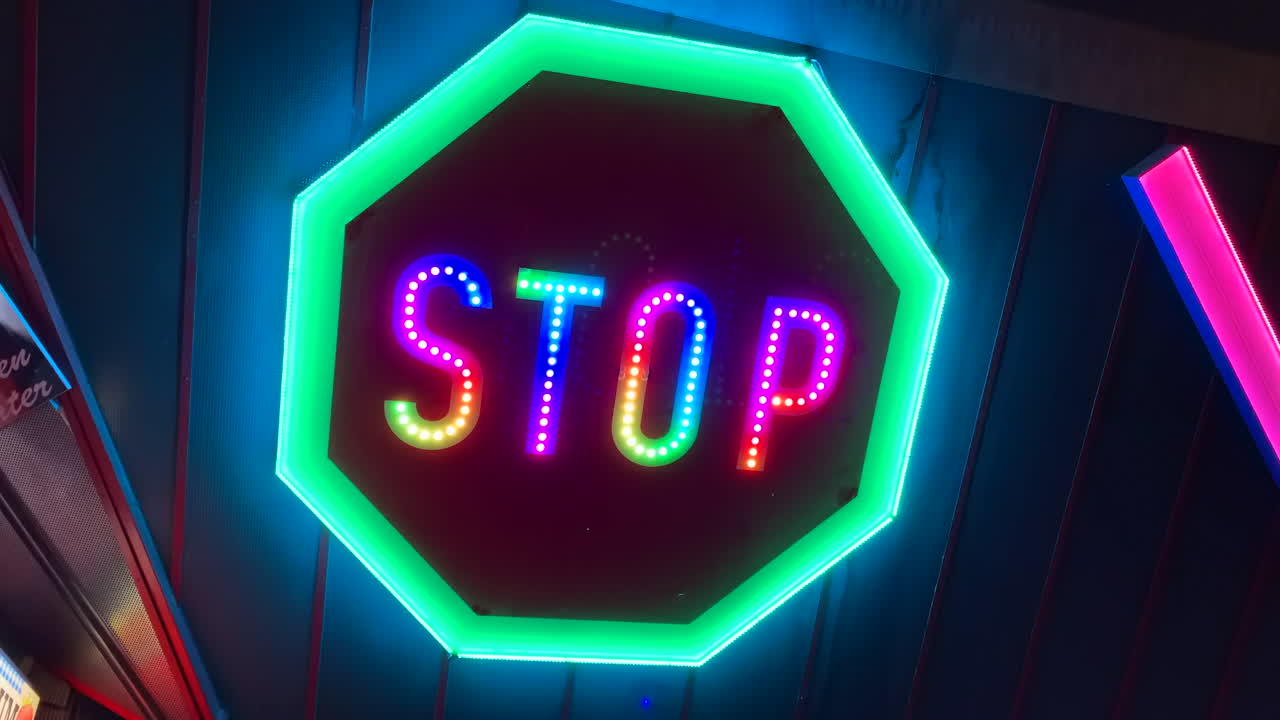señal de stop iluminada con neón que brilla en muchos colores diferentes
