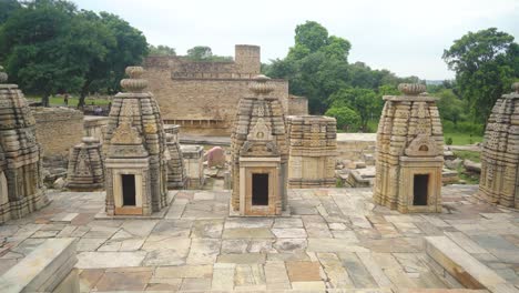 Toma-Panorámica-De-Los-Antiguos-Templos-De-Gurjara-Pratihara-En-Bateshwar-Grupo-De-Templos-Hindúes-De-Morena-En-Madhya-Pradesh,-India