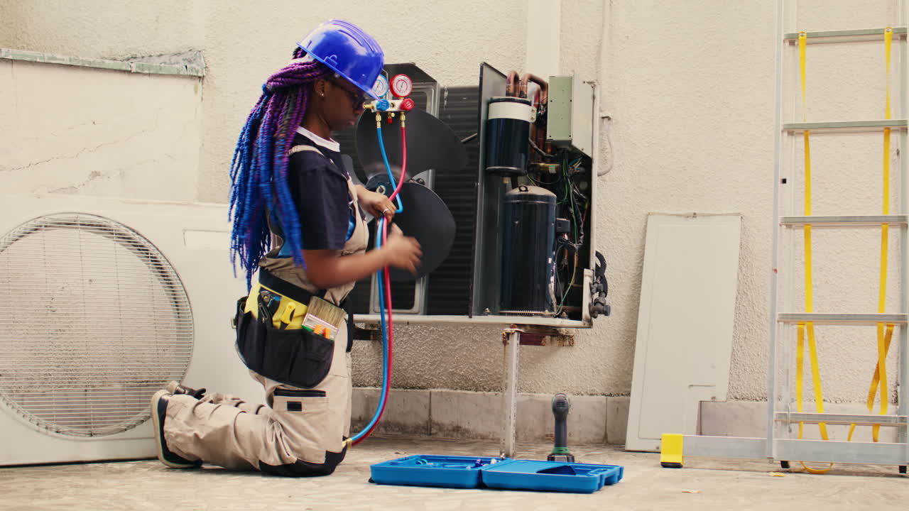 el electricista hace un chequeo del condensador.