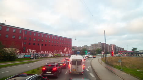 Zeitraffer-Pov-Des-Stadtverkehrs-In-Kopenhagen-An-Einem-Bewölkten-Tag