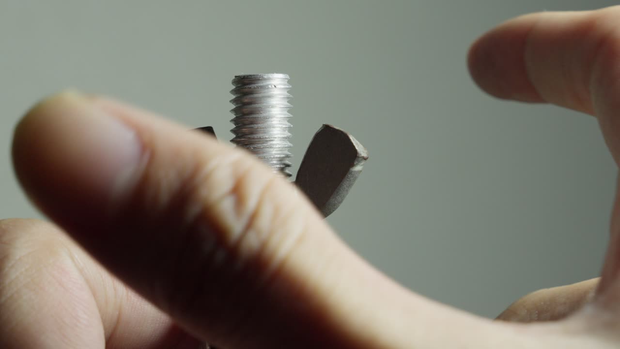 날개 나트가 회전하여 스크루를 벗기기 위해, 가까이 가십시오.