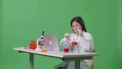 científico que trabaja en un laboratorio