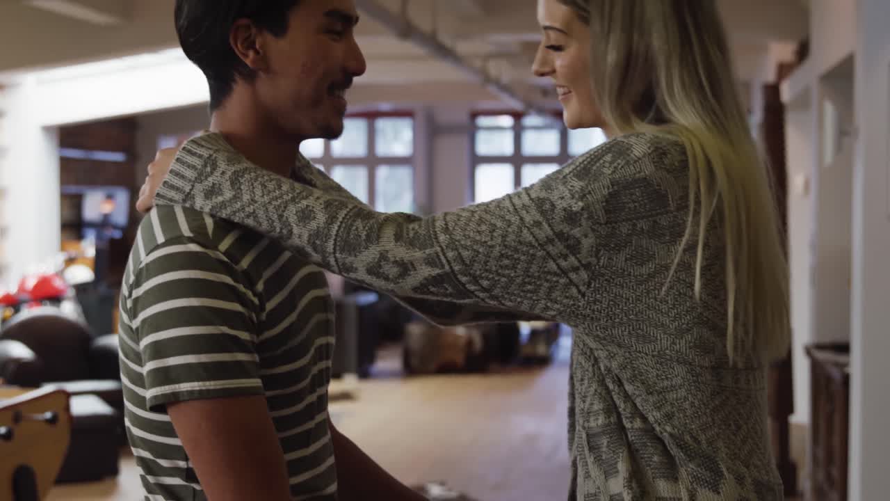 pareja feliz pasando tiempo juntos en su casa