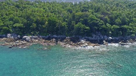 vista aérea de la costa vista en la isla de phuket. hermosa superficie del mar olas increíbles paisaje marítimo vista de la montaña en phuket tailandia imágenes de alta calidad de drone 4k