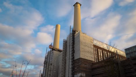 Lapso-De-Tiempo-De-Las-Nubes-Que-Pasan-Detrás-De-La-Central-Eléctrica-De-Battersea-En-Reparación