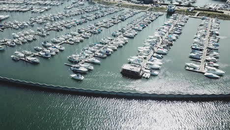 Luftaufnahme-Des-Jachthafens-Ein-Dock---Yachten-Und-Kleine-Boote