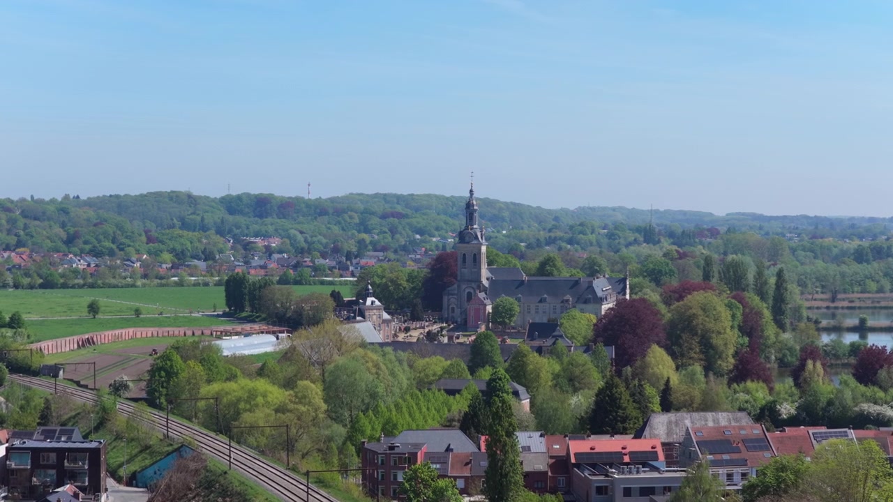 Luftaufnahme, die an einem sonnigen Tag auf die Parkabtei in Heverlee, Belgien, zufliegt.