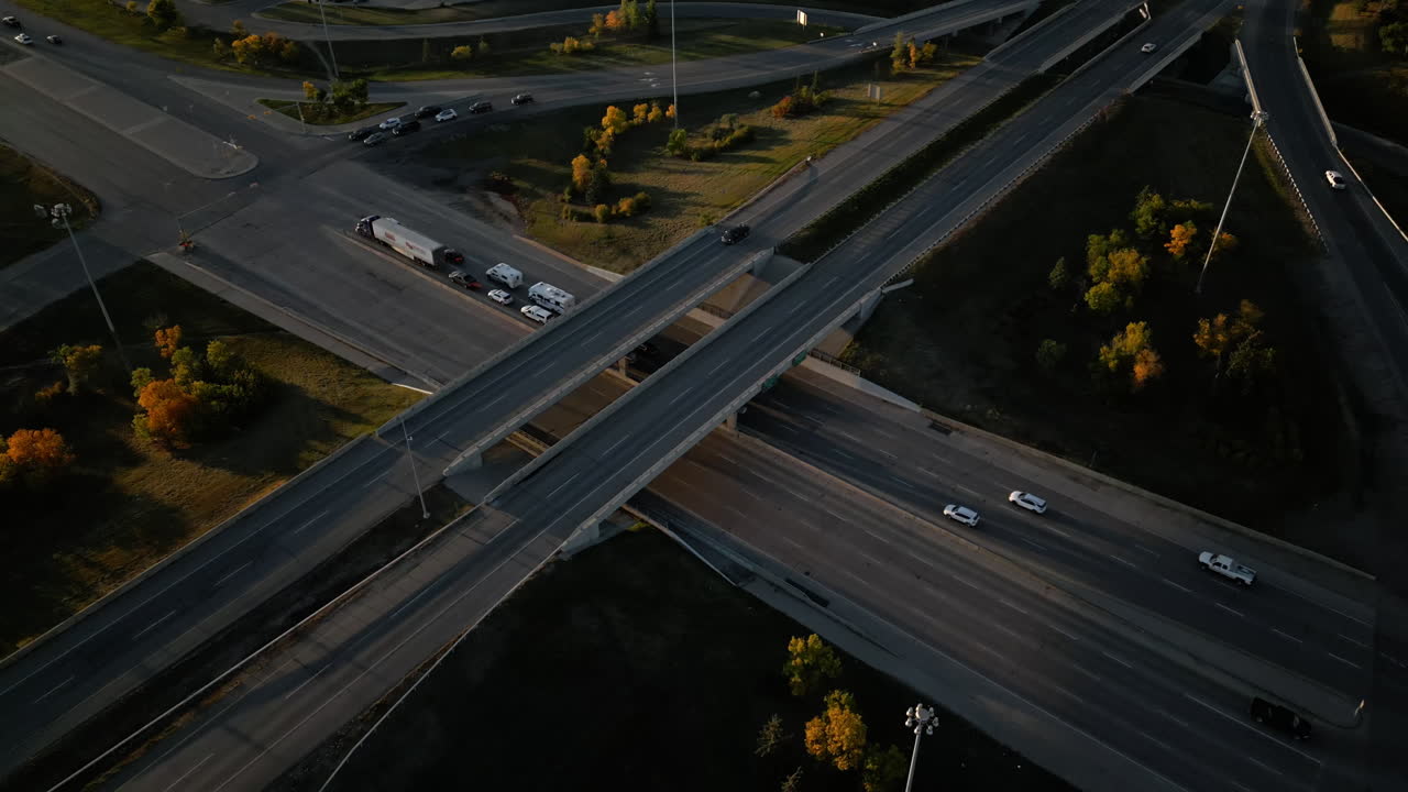 camión semirremolque y automóviles detenidos a lo largo de la autopista en la intersección durante la puesta de sol