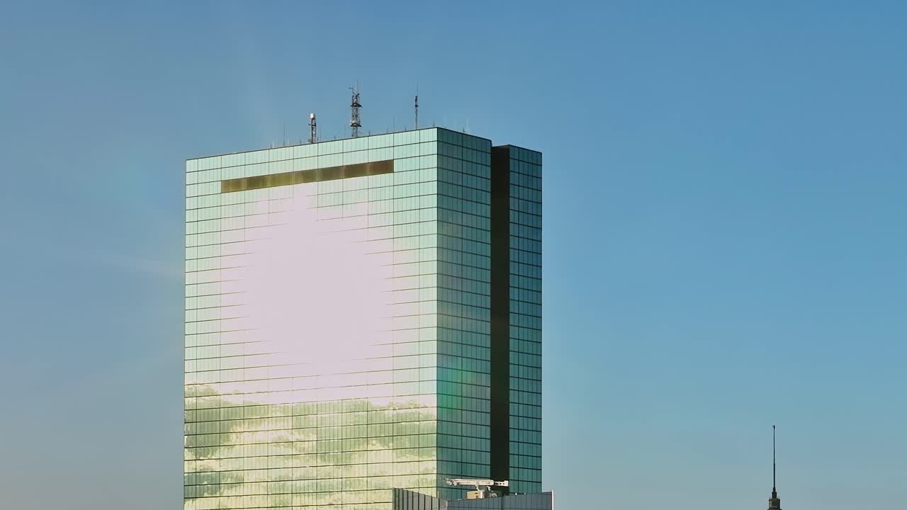 Vista aerea di un alto edificio in vetro e dello skyline degli Stati Uniti in pieno giorno